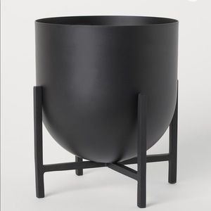 H&M Home Plant pot on pedestal
